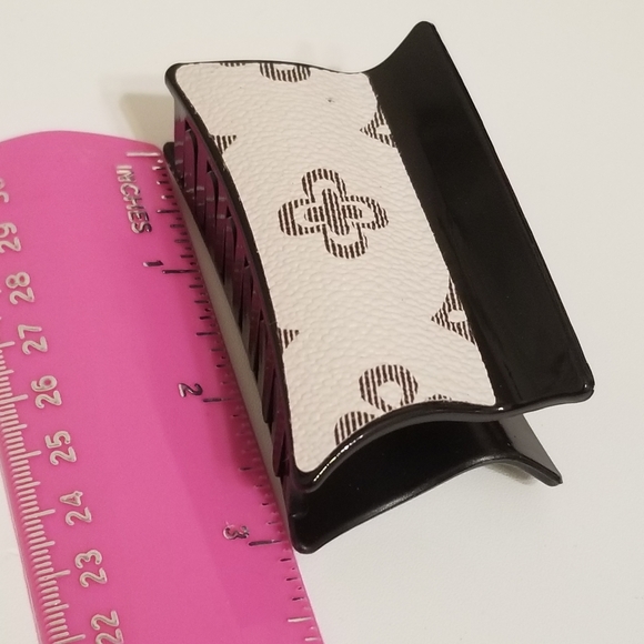 3/$25♥️ Hair large Faux Leather Claw Clip New - Picture 4 of 5